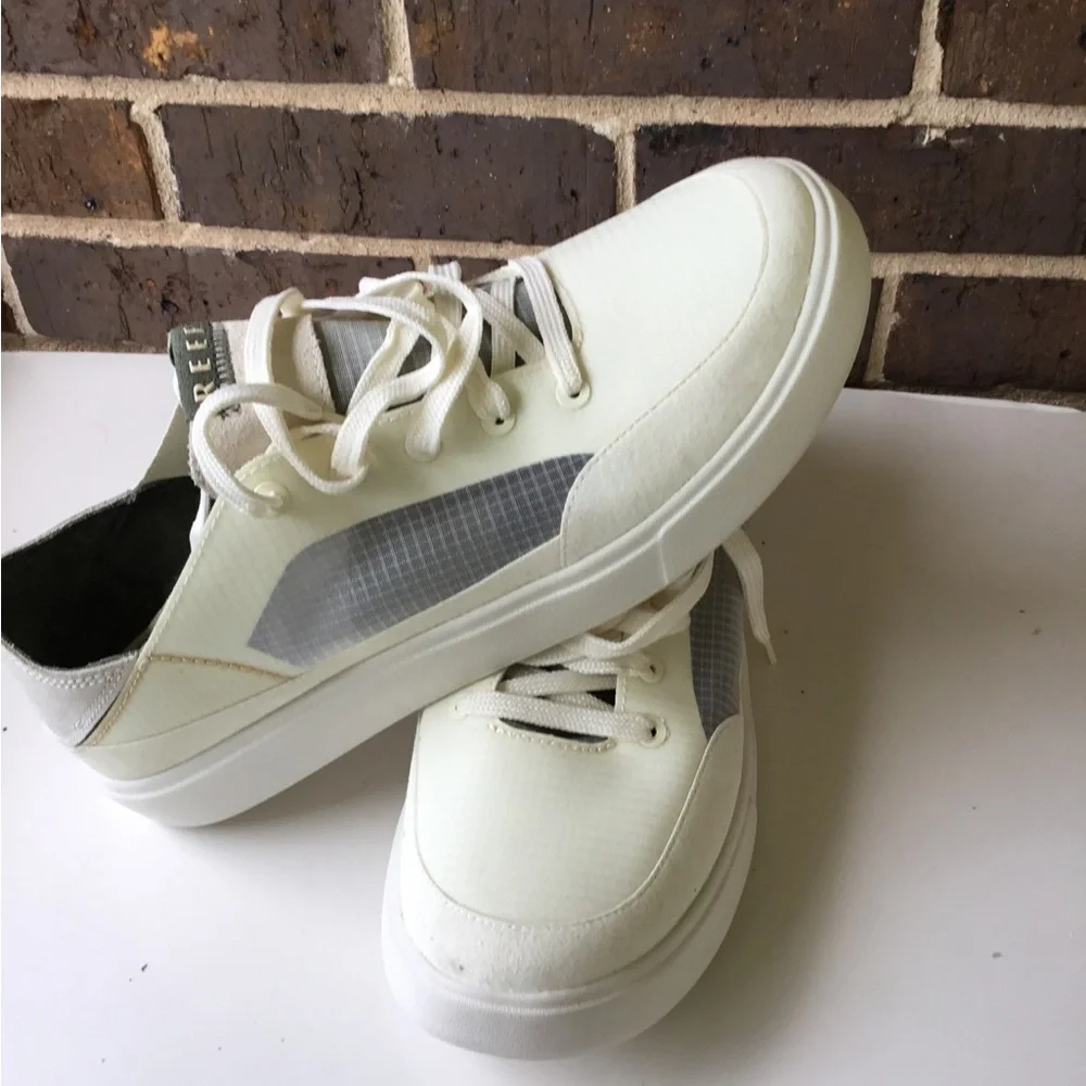 Reef Men's Lace-Up Sneaker in Off-White and Gray
